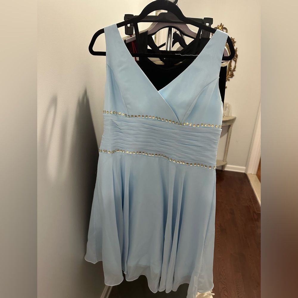 Beautiful sky blue dress with silver accent rouge in the middle size 12